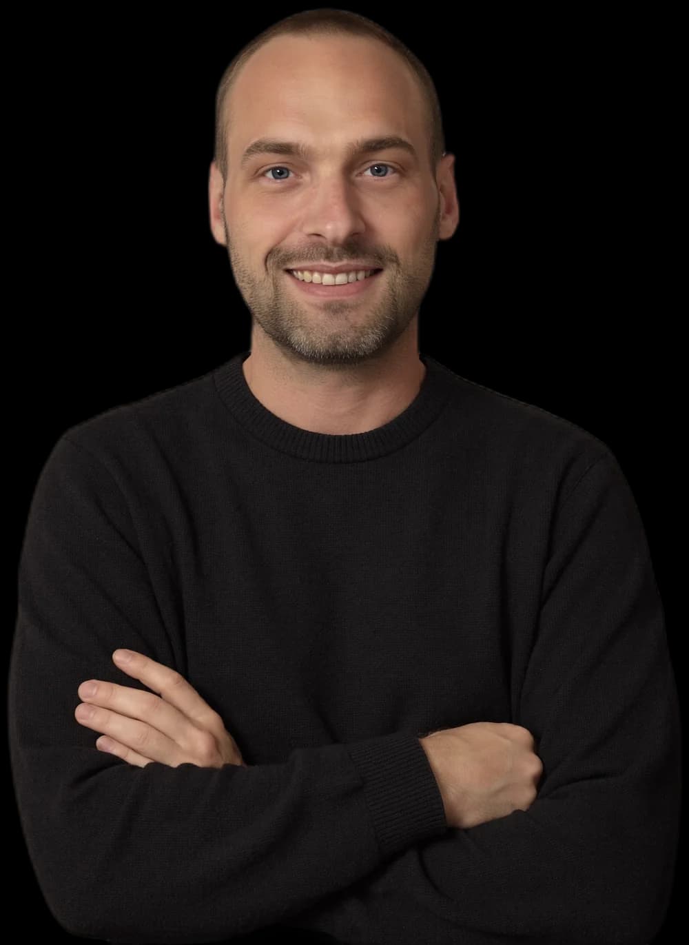 Erwin Eijpe, met gekruiste armen en een donkere trui, kijkt lachend in de camera